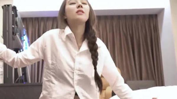 天美传媒TMY0033被强奸的女王前台